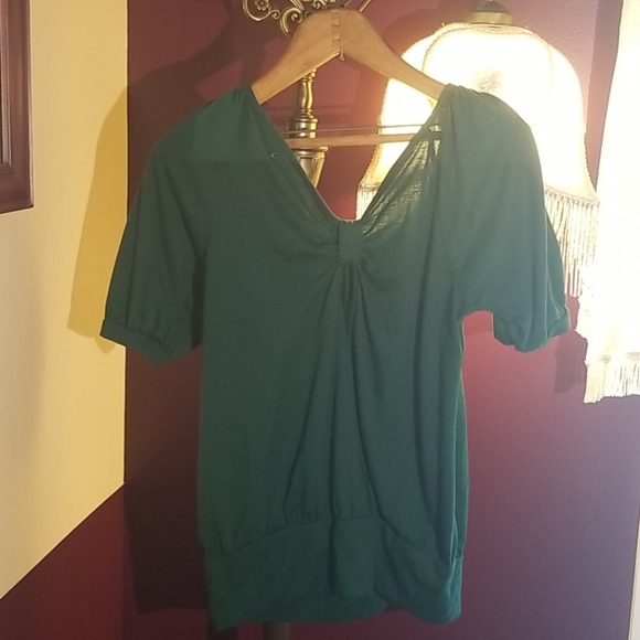 Green Open-Backed Gathered Quarter-Sleeved Shirt - Picture 3 of 4